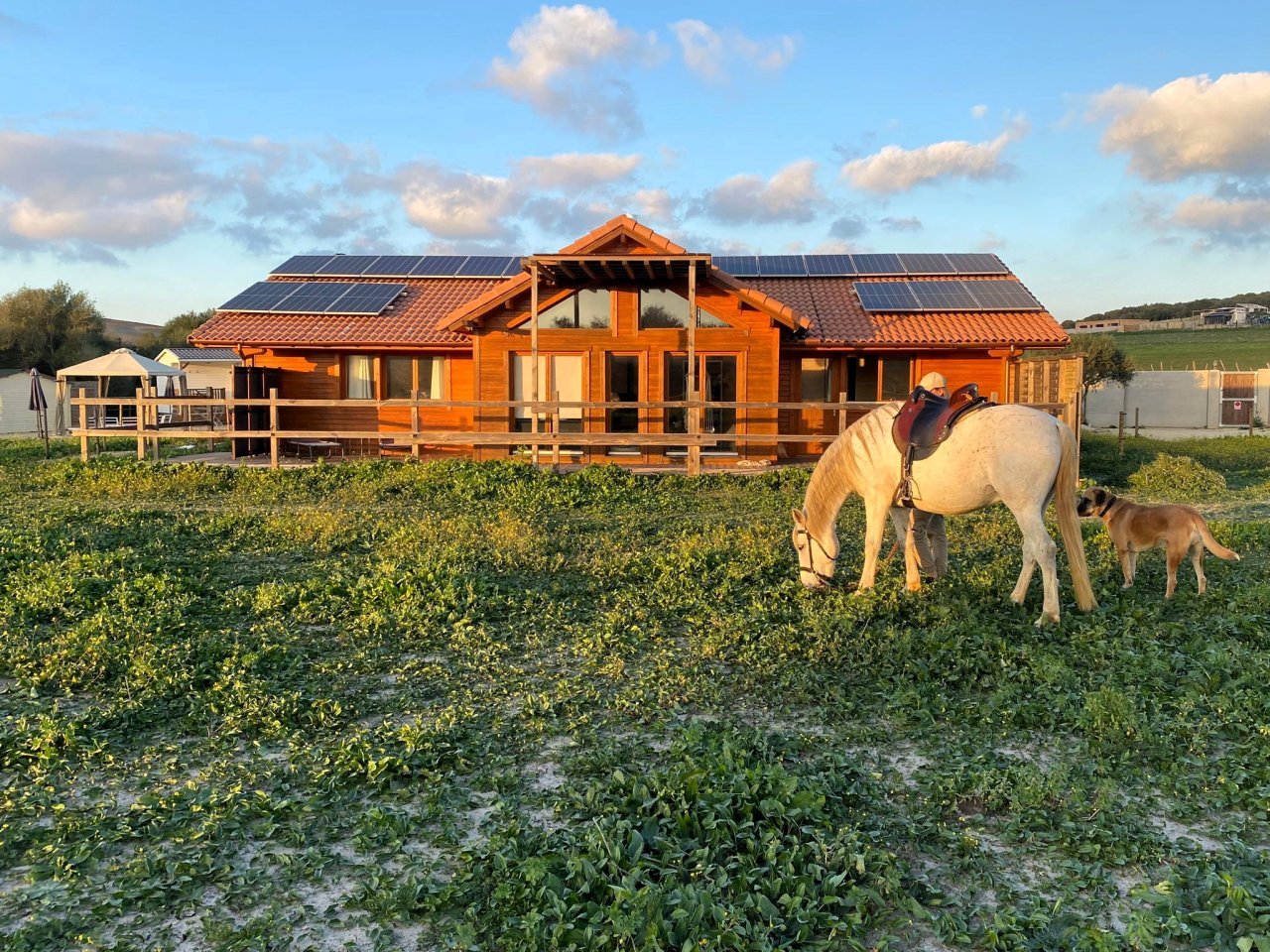 Holzhaus im Sonnenuntergang